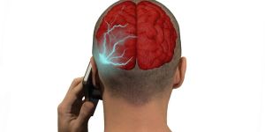 celular-e-metal-na-boca Infecção dentária e da gengiva pode levar à perda dos dentes