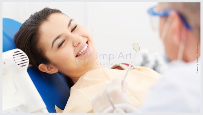 Implante dentário dói?